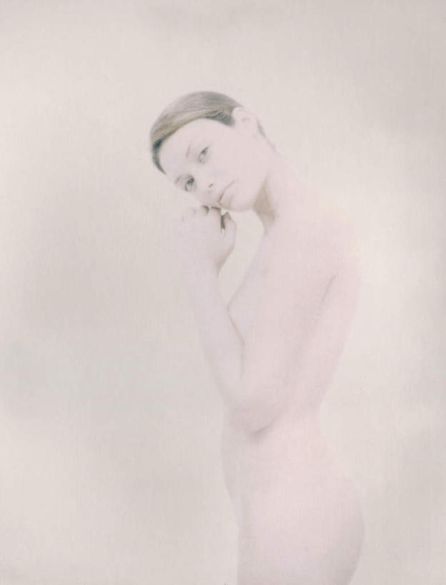 西方人,头发,一个人,站,举,笑,摸,微笑,露齿笑,竖图,室内,特写,白天,白色背景,侧面,欧洲,欧洲人,仅一个年轻女性,仅一个女性,仅一个人,抚摸,裸露,黄色,低头,托,站着,转头,摄影,影棚,赤裸,裸,特效,年轻女性,女人,女性,白种人,触摸,接触,举起,举手,举着,向上举,向上伸,向上托,站立,半身,彩图,影棚拍摄,拍摄