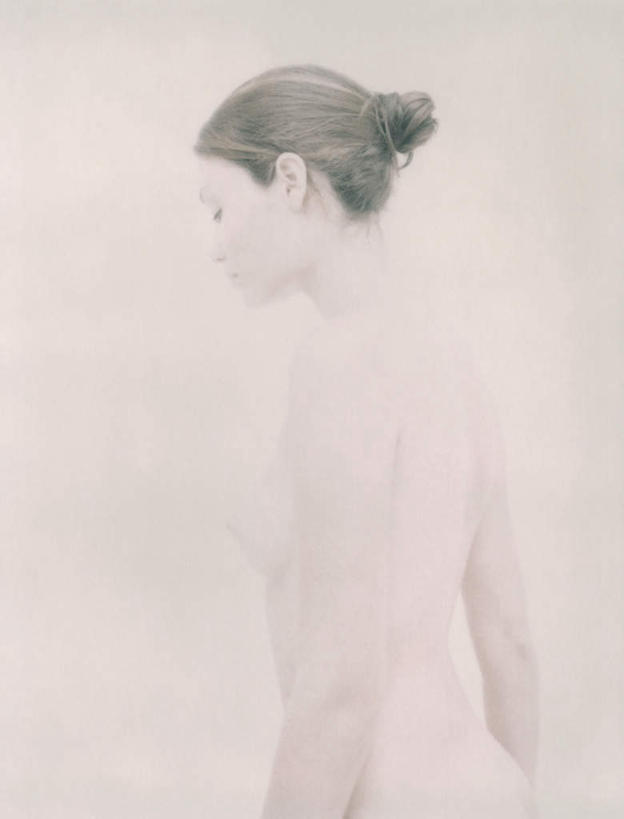 西方人,头发,一个人,站,竖图,室内,特写,白天,白色背景,侧面,欧洲,欧洲人,仅一个年轻女性,仅一个女性,仅一个人,注视,裸露,黄色,观察,看,站着,摄影,影棚,赤裸,观看,察看,关注,裸,特效,年轻女性,女人,女性,白种人,站立,半身,彩图,影棚拍摄,拍摄