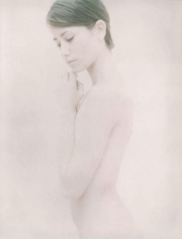 西方人,头发,一个人,站,举,闭眼,笑,摸,微笑,露齿笑,竖图,室内,特写,白天,白色背景,侧面,欧洲,欧洲人,仅一个年轻女性,仅一个女性,仅一个人,抚摸,裸露,黄色,托,站着,遮,遮掩,摄影,影棚,赤裸,掩盖,遮挡,裸,特效,遮盖,掩饰,年轻女性,女人,女性,白种人,闭眼睛,闭着眼,闭着眼睛,触摸,接触,举起,举手,举着,向上举,向上伸,向上托,站立,半身,彩图,影棚拍摄,拍摄