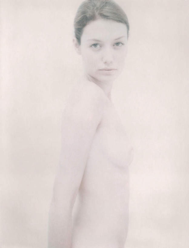 西方人,头发,一个人,站,笑,微笑,竖图,室内,特写,白天,白色背景,侧面,欧洲,欧洲人,仅一个年轻女性,仅一个女性,仅一个人,注视,裸露,黄色,观察,看,站着,转头,摄影,影棚,赤裸,观看,察看,关注,裸,特效,年轻女性,女人,女性,白种人,站立,半身,彩图,影棚拍摄,拍摄