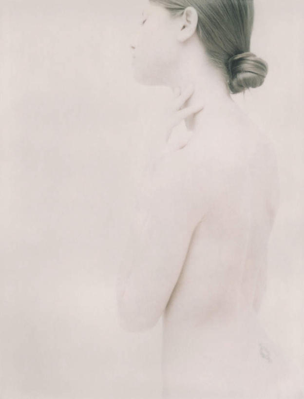 西方人,头发,一个人,站,举,闭眼,摸,竖图,室内,特写,白天,白色背景,侧面,欧洲,欧洲人,仅一个年轻女性,仅一个女性,仅一个人,抚摸,裸露,黄色,托,站着,摄影,影棚,赤裸,裸,特效,年轻女性,女人,女性,白种人,闭眼睛,闭着眼,闭着眼睛,触摸,接触,举起,举手,举着,抬头,向上举,向上伸,向上托,仰头,站立,半身,彩图,影棚拍摄,拍摄