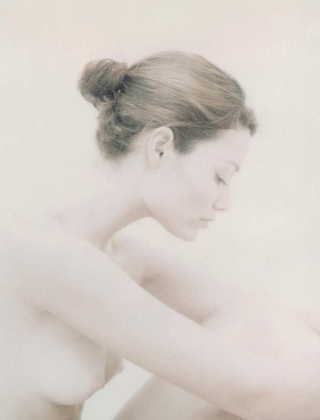 西方人,头发,一个人,坐,闭眼,摸,竖图,室内,特写,白天,白色背景,侧面,欧洲,欧洲人,仅一个年轻女性,仅一个女性,仅一个人,抚摸,裸露,黄色,摄影,影棚,赤裸,裸,特效,年轻女性,女人,女性,白种人,闭眼睛,闭着眼,闭着眼睛,触摸,接触,坐着,半身,彩图,影棚拍摄,拍摄