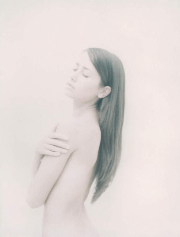 西方人,头发,一个人,站,闭眼,双手交叉,竖图,室内,特写,白天,白色背景,侧面,欧洲,欧洲人,仅一个年轻女性,仅一个女性,仅一个人,裸露,黄色,站着,遮,遮掩,摄影,影棚,赤裸,掩盖,双手抱胸,遮挡,裸,特效,遮盖,掩饰,年轻女性,女人,女性,白种人,闭眼睛,闭着眼,闭着眼睛,站立,半身,彩图,影棚拍摄,拍摄