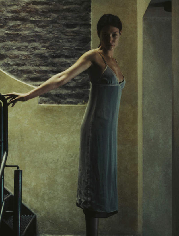 西方人,头发,一个人,栏杆,站,笑,摸,微笑,露齿笑,竖图,室内,白天,侧面,裙子,楼梯,欧洲,欧洲人,仅一个年轻女性,仅一个女性,仅一个人,撑,抚摸,阴影,花纹,条纹,连衣裙,反射,纹路,扶手,影子,阶梯,墙,注视,护栏,墙壁,墙面,台阶,蓝色,黑色,观察,看,站着,转头,一件,观看,吊带裙,察看,撑着,关注,年轻女性,女人,女性,白种人,长发,触摸,接触,站立,半身,彩图