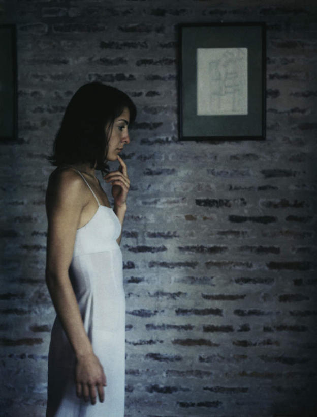 西方人,头发,一个人,站,举,摸,竖图,室内,白天,侧面,裙子,欧洲,欧洲人,仅一个年轻女性,仅一个女性,仅一个人,抚摸,悬挂,阴影,花纹,灰色背景,条纹,连衣裙,反射,纹路,影子,墙,图画,注视,壁画,墙壁,墙面,一个,白色,黑色,观察,看,托,站着,一件,单个,观看,吊带裙,察看,关注,年轻女性,女人,女性,白种人,长发,触摸,接触,举起,举手,举着,向上举,向上伸,向上托,站立,半身,彩图