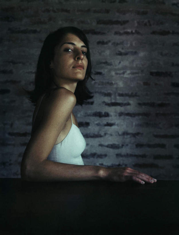 西方人,头发,一个人,坐,笑,摸,微笑,竖图,室内,白天,侧面,裙子,桌子,欧洲,欧洲人,仅一个年轻女性,仅一个女性,仅一个人,撑,抚摸,阴影,花纹,条纹,连衣裙,反射,纹路,影子,办公桌,墙,注视,墙壁,墙面,白色,黑色,观察,看,转头,一件,观看,吊带裙,察看,撑着,关注,年轻女性,女人,女性,白种人,长发,触摸,接触,坐着,半身,彩图