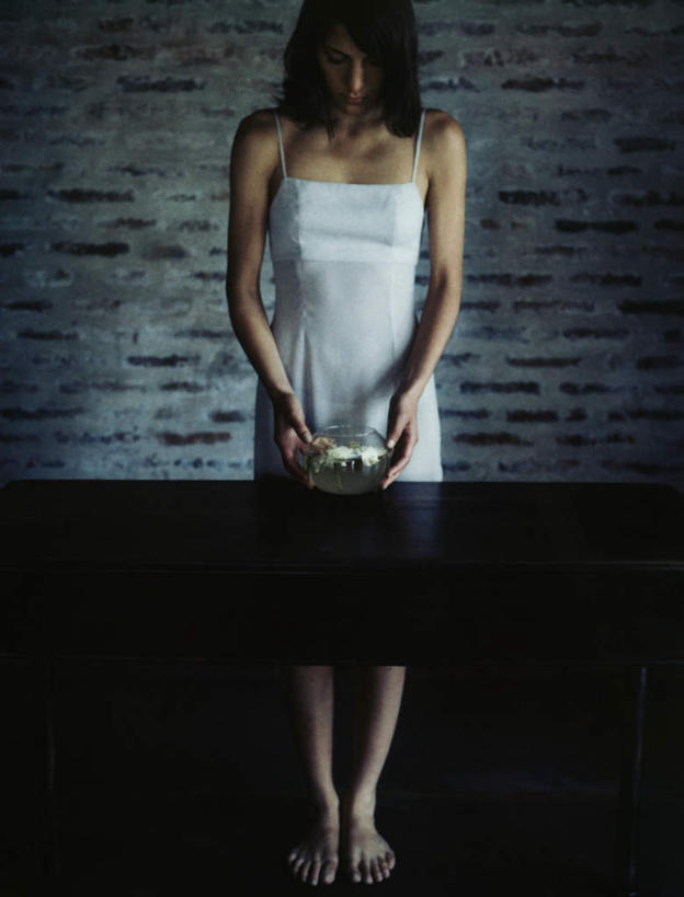 西方人,头发,一个人,站,摸,竖图,室内,白天,正面,裙子,桌子,欧洲,欧洲人,仅一个年轻女性,仅一个女性,仅一个人,抚摸,握,阴影,花纹,条纹,连衣裙,反射,纹路,影子,办公桌,墙,拿,拿着,注视,墙壁,墙面,一个,白色,黑色,浴缸,低头,观察,看,站着,一件,赤脚,握着,单个,观看,吊带裙,察看,关注,年轻女性,女人,女性,白种人,长发,触摸,接触,站立,彩图,全身