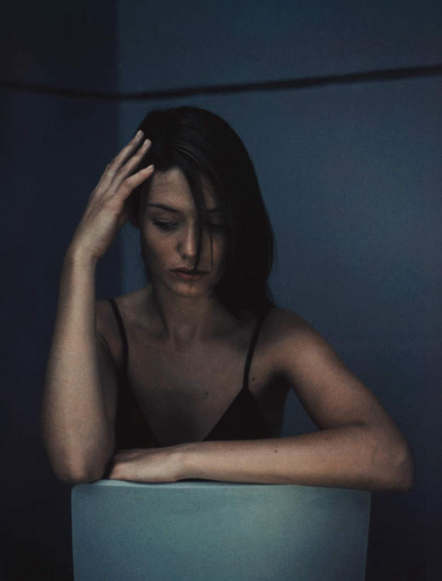 西方人,头发,一个人,坐,摸,竖图,室内,白天,正面,裙子,椅子,欧洲,欧洲人,仅一个年轻女性,仅一个女性,仅一个人,一把,撑,抚摸,连衣裙,木椅,墙,注视,墙壁,墙面,紫色,黑色,低头,观察,看,一件,沉思,观看,吊带裙,察看,撑着,关注,年轻女性,女人,女性,白种人,长发,触摸,接触,坐着,半身,彩图