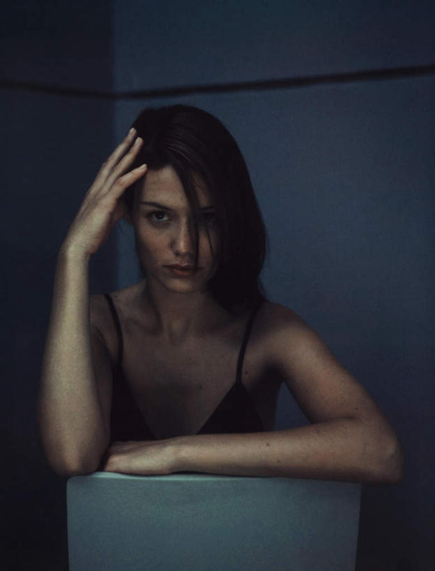 西方人,头发,一个人,坐,举,笑,摸,微笑,露齿笑,竖图,室内,白天,正面,裙子,椅子,欧洲,欧洲人,仅一个年轻女性,仅一个女性,仅一个人,一把,撑,抚摸,连衣裙,木椅,墙,注视,墙壁,墙面,紫色,黑色,观察,看,托,一件,观看,吊带裙,察看,撑着,关注,年轻女性,女人,女性,白种人,长发,触摸,接触,举起,举手,举着,向上举,向上伸,向上托,坐着,半身,彩图