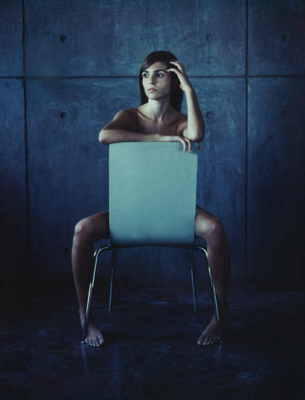 西方人,头发,一个人,坐,举,摸,竖图,室内,白天,正面,裙子,椅子,欧洲,欧洲人,仅一个年轻女性,仅一个女性,仅一个人,一把,撑,抚摸,阴影,花纹,条纹,连衣裙,反射,纹路,影子,木椅,墙,注视,墙壁,墙面,红色,黑色,观察,看,趴着,托,转头,一件,观看,吊带裙,察看,撑着,关注,年轻女性,女人,女性,白种人,长发,触摸,接触,举起,举手,举着,趴,向上举,向上伸,向上托,坐着,彩图,全身