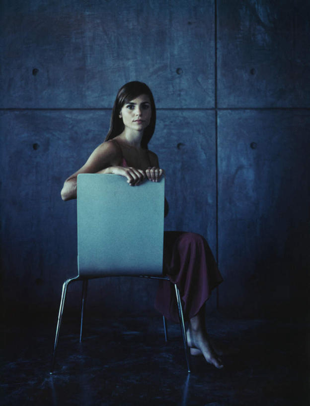 西方人,头发,一个人,坐,笑,摸,微笑,露齿笑,竖图,室内,白天,侧面,裙子,欧洲,欧洲人,仅一个年轻女性,仅一个女性,仅一个人,撑,抚摸,阴影,花纹,条纹,连衣裙,反射,纹路,影子,墙,注视,墙壁,墙面,红色,黑色,观察,看,靠,靠着,倚靠,转头,一件,观看,吊带裙,察看,撑着,倚着,关注,年轻女性,女人,女性,白种人,长发,触摸,接触,坐着,彩图,全身