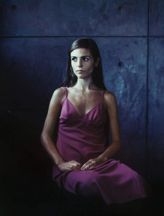 西方人,头发,一个人,坐,笑,摸,微笑,露齿笑,竖图,室内,白天,正面,裙子,椅子,欧洲,欧洲人,仅一个年轻女性,仅一个女性,仅一个人,一把,抚摸,阴影,花纹,条纹,连衣裙,反射,纹路,影子,木椅,墙,注视,墙壁,墙面,红色,黑色,观察,看,靠,靠着,倚靠,转头,一件,观看,吊带裙,察看,倚着,关注,年轻女性,女人,女性,白种人,长发,触摸,接触,坐着,半身,彩图