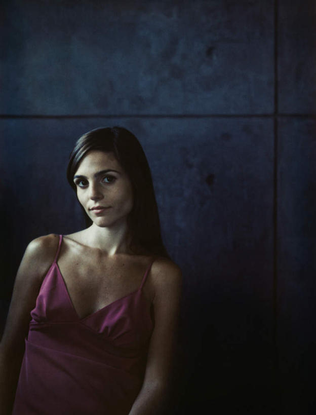 西方人,头发,一个人,站,笑,微笑,竖图,室内,特写,白天,正面,裙子,欧洲,欧洲人,仅一个年轻女性,仅一个女性,仅一个人,阴影,花纹,条纹,连衣裙,反射,纹路,影子,墙,注视,墙壁,墙面,红色,黑色,观察,看,站着,一件,观看,吊带裙,察看,关注,年轻女性,女人,女性,白种人,长发,站立,半身,彩图