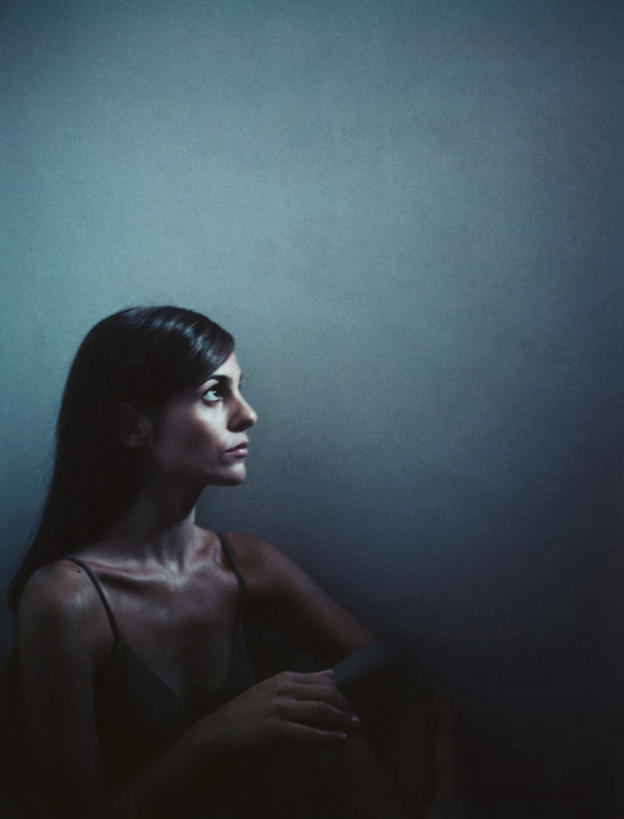 西方人,头发,一个人,坐,摸,竖图,室内,特写,白天,正面,裙子,欧洲,欧洲人,仅一个年轻女性,仅一个女性,仅一个人,撑,抚摸,阴影,连衣裙,反射,影子,墙,注视,墙壁,墙面,红色,黑色,观察,看,靠,靠着,倚靠,一件,观看,吊带裙,察看,撑着,倚着,关注,年轻女性,女人,女性,白种人,长发,触摸,接触,坐着,半身,彩图