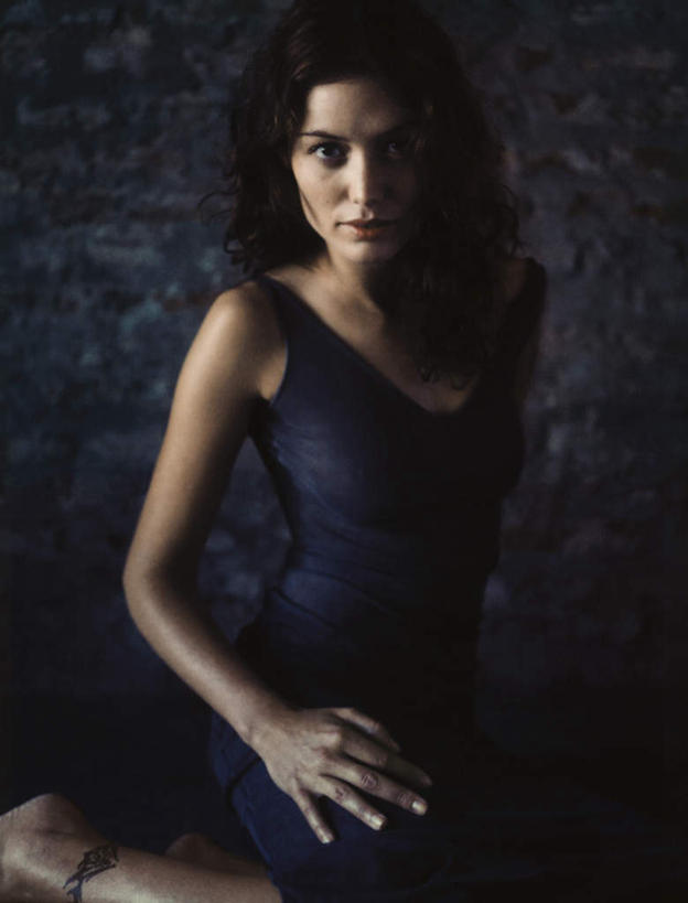 西方人,头发,一个人,跪,笑,摸,微笑,竖图,室内,特写,白天,侧面,裙子,欧洲,欧洲人,仅一个年轻女性,仅一个女性,仅一个人,抚摸,阴影,花纹,条纹,连衣裙,反射,纹路,影子,墙,注视,手叉腰,墙壁,墙面,蓝色,黑色,叉腰,观察,看,一件,观看,吊带裙,察看,关注,年轻女性,女人,女性,白种人,长发,触摸,跪着,接触,半身,彩图