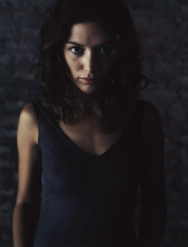 西方人,头发,一个人,坐,笑,微笑,竖图,室内,特写,白天,正面,裙子,欧洲,欧洲人,仅一个年轻女性,仅一个女性,仅一个人,阴影,花纹,条纹,连衣裙,反射,纹路,影子,墙,注视,墙壁,墙面,蓝色,黑色,观察,看,一件,观看,吊带裙,察看,关注,年轻女性,女人,女性,白种人,长发,坐着,半身,彩图