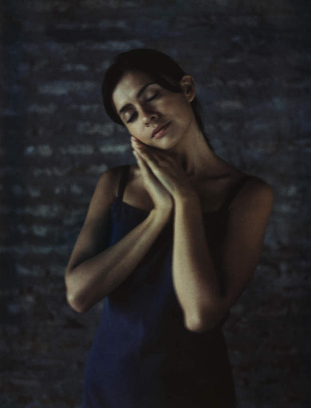 西方人,头发,一个人,站,举,闭眼,摸,竖图,室内,特写,白天,正面,裙子,欧洲,欧洲人,仅一个年轻女性,仅一个女性,仅一个人,撑,抚摸,阴影,花纹,条纹,连衣裙,反射,纹路,影子,墙,托腮,墙壁,墙面,蓝色,黑色,托,站着,一件,吊带裙,托下巴,年轻女性,女人,女性,白种人,长发,闭眼睛,闭着眼,闭着眼睛,触摸,接触,举起,举手,举着,向上举,向上伸,向上托,站立,半身,彩图