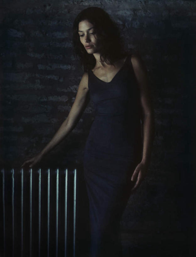 西方人,头发,一个人,站,摸,竖图,室内,白天,正面,裙子,欧洲,欧洲人,仅一个年轻女性,仅一个女性,仅一个人,一排,许多,撑,抚摸,阴影,花纹,条纹,连衣裙,整齐,反射,纹路,管子,影子,墙,注视,墙壁,墙面,排列,蓝色,白色,黑色,低头,观察,看,站着,一件,观看,吊带裙,察看,撑着,队列,关注,年轻女性,女人,女性,白种人,长发,触摸,接触,站立,半身,彩图