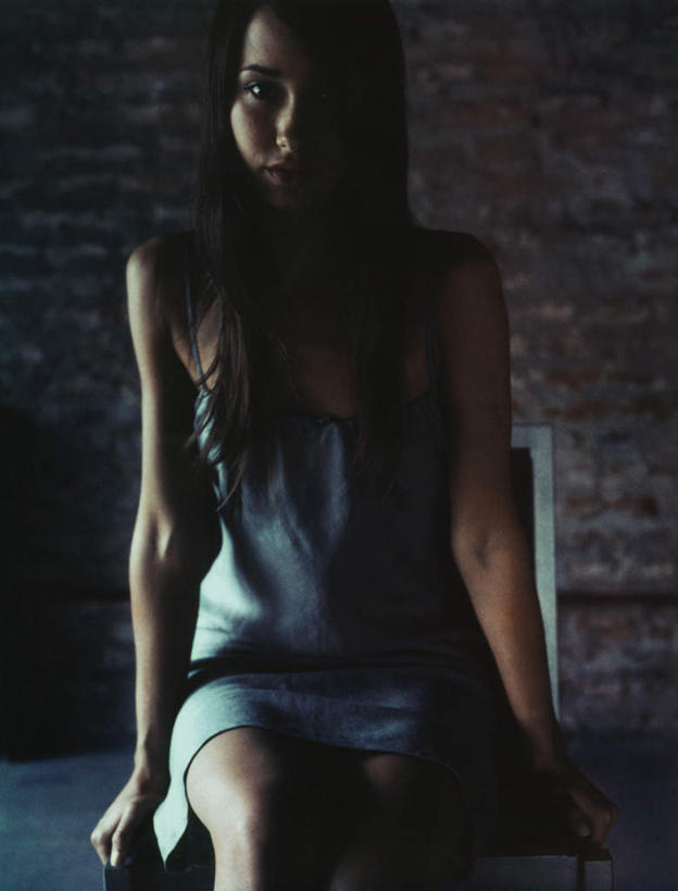 西方人,头发,一个人,坐,笑,摸,微笑,露齿笑,竖图,室内,特写,白天,正面,裙子,椅子,欧洲,欧洲人,仅一个年轻女性,仅一个女性,仅一个人,一把,撑,抚摸,阴影,花纹,条纹,连衣裙,反射,纹路,影子,木椅,墙,注视,墙壁,墙面,蓝色,黑色,观察,看,一件,观看,吊带裙,察看,撑着,关注,年轻女性,女人,女性,白种人,长发,触摸,接触,坐着,半身,彩图