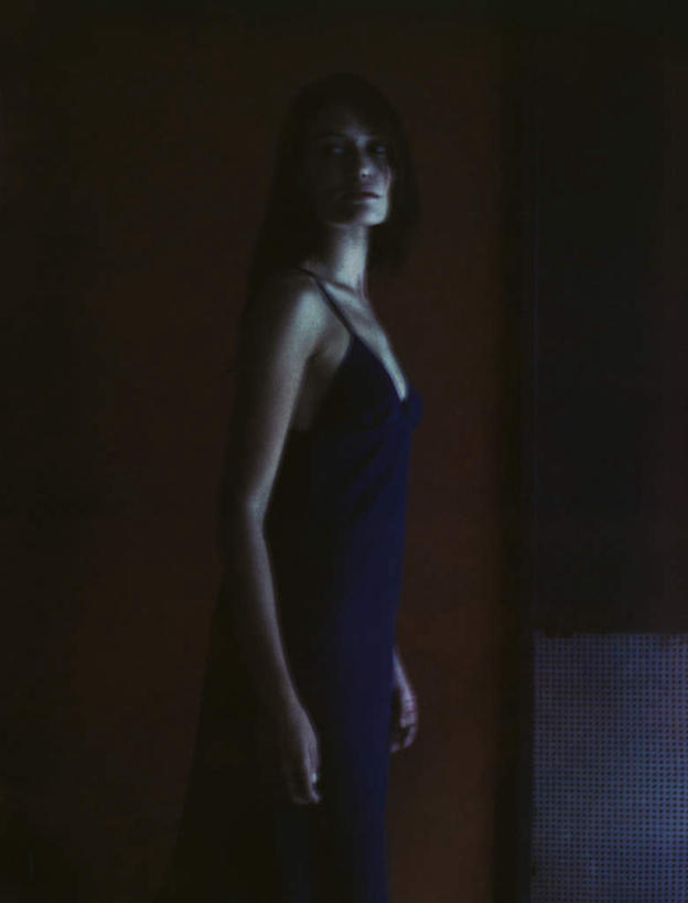 西方人,头发,一个人,站,笑,微笑,露齿笑,竖图,室内,白天,侧面,裙子,欧洲,欧洲人,仅一个年轻女性,仅一个女性,仅一个人,阴影,花纹,条纹,连衣裙,反射,纹路,影子,墙,注视,墙壁,墙面,蓝色,黑色,观察,看,站着,转头,一件,观看,吊带裙,察看,关注,年轻女性,女人,女性,白种人,长发,站立,半身,彩图