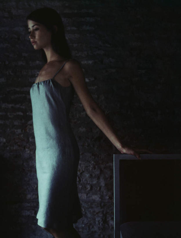 西方人,头发,一个人,站,摸,竖图,室内,白天,侧面,裙子,桌子,欧洲,欧洲人,仅一个年轻女性,仅一个女性,仅一个人,撑,抚摸,阴影,花纹,条纹,连衣裙,反射,纹路,影子,办公桌,墙,注视,墙壁,墙面,蓝色,黑色,观察,看,站着,一件,观看,吊带裙,察看,撑着,关注,年轻女性,女人,女性,白种人,长发,触摸,接触,站立,半身,彩图