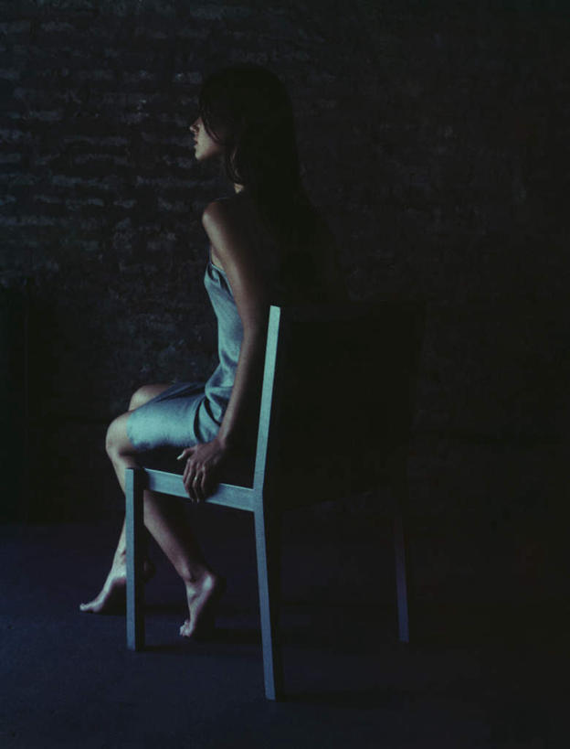 西方人,头发,一个人,坐,摸,竖图,室内,白天,裙子,椅子,欧洲,欧洲人,仅一个年轻女性,仅一个女性,仅一个人,一把,撑,抚摸,阴影,花纹,条纹,连衣裙,反射,纹路,影子,木椅,墙,注视,墙壁,墙面,背面,蓝色,黑色,观察,看,靠,靠着,倚靠,一件,观看,吊带裙,察看,撑着,倚着,关注,年轻女性,女人,女性,白种人,长发,触摸,接触,坐着,半身,彩图