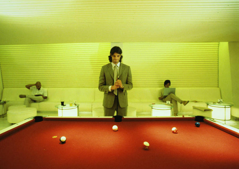 西方人,三个人,伙伴,同事,朋友,商务人士,商务男性,站,坐,举,摸,横图,室内,白天,正面,衬衫,旅游,度假,友谊,成功,合作,团队,集体,信心,台球,桌面,椅子,照明,欧洲,欧洲人,一排,许多,抚摸,撞球,套装,整齐,壁灯,球杆,木椅,墙,灯光,褐色,二郎腿,娱乐,运动器械,队伍,墙壁,墙面,彩球,灯,排列,绿色,灯具,靠,靠着,托,倚靠,站着,享受,休闲,球体,健身器械,放松,照亮,台球桌,领导,倚着,照明设备,成就,队列,商务装,健身器材,合伙,领袖,斯诺克,工薪阶层,桌球室,斯诺克球,斯诺克台球,友情,桌球,男人,男性,年轻男性,白种人,白领,上班族,触摸,接触,举起,举手,举着,向上举,向上伸,向上托,站立,坐着,半身,彩图,衬衣,运动器材