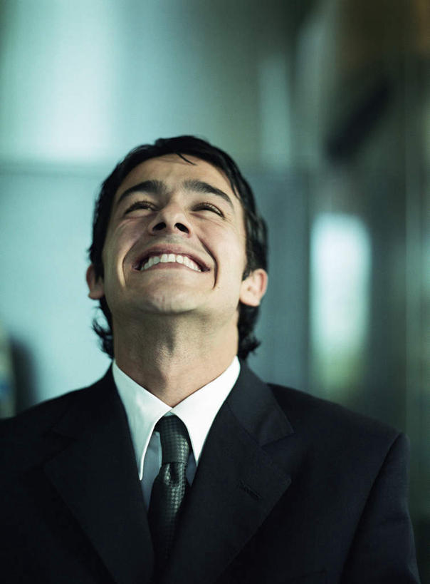 西方人,脸,头,脸颊,头发,一个人,商务人士,商务男性,站,笑,微笑,露齿笑,竖图,室内,特写,白天,正面,衬衫,欧洲,欧洲人,仅一个男性,仅一个人,阴影,套装,朦胧,模糊,光线,影子,墙,注视,墙壁,墙面,仅一个年轻男性,黑色,阳光,观察,看,站着,观看,察看,愉悦,关注,商务装,工薪阶层,男人,男性,年轻男性,白种人,头部,脸部,脸蛋,面部,白领,上班族,抬头,仰头,站立,半身,彩图,衬衣,开心