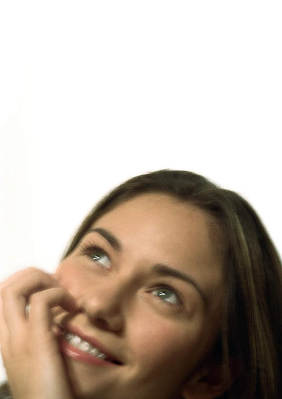 西方人,脸,头,脸颊,手,头发,一个人,举,笑,摸,微笑,露齿笑,竖图,俯视,室内,特写,白天,白色背景,欧洲,欧洲人,仅一个年轻女性,仅一个女性,仅一个人,撑,抚摸,托腮,注视,黄色,观察,看,托,手部,摄影,影棚,观看,察看,愉悦,关注,托下巴,年轻女性,女人,女性,白种人,头部,脸部,脸蛋,面部,触摸,接触,举起,举手,举着,抬头,向上举,向上伸,向上托,仰头,半身,彩图,高角度拍摄,影棚拍摄,开心,拍摄