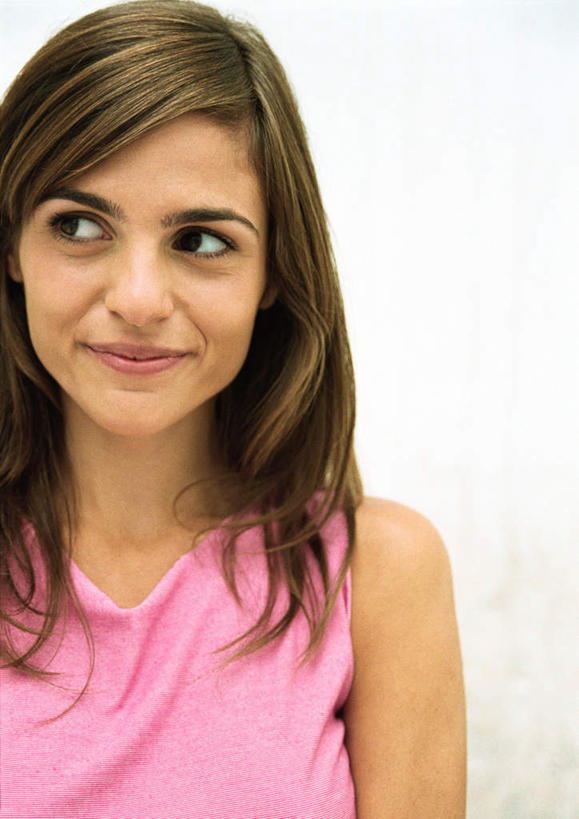 西方人,脸,头,脸颊,头发,一个人,站,笑,微笑,竖图,室内,特写,白天,白色背景,正面,欧洲,欧洲人,仅一个年轻女性,仅一个女性,仅一个人,注视,休闲装,粉色,黄色,观察,看,站着,休闲,休闲服,摄影,影棚,观看,察看,愉悦,关注,年轻女性,女人,女性,白种人,头部,脸部,脸蛋,面部,站立,半身,彩图,影棚拍摄,开心,拍摄