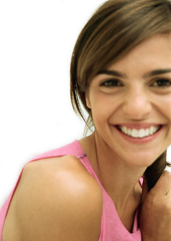 西方人,脸,头,脸颊,头发,一个人,举,笑,摸,微笑,露齿笑,竖图,室内,特写,白天,白色背景,侧面,欧洲,欧洲人,仅一个年轻女性,仅一个女性,仅一个人,抚摸,注视,休闲装,粉色,黄色,观察,看,托,休闲,休闲服,摄影,影棚,观看,察看,关注,年轻女性,女人,女性,白种人,头部,脸部,脸蛋,面部,触摸,接触,举起,举手,举着,向上举,向上伸,向上托,半身,彩图,影棚拍摄,开心,拍摄