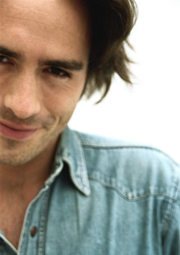 西方人,脸,头,脸颊,头发,一个人,笑,微笑,竖图,室内,特写,白天,白色背景,正面,欧洲,欧洲人,仅一个男性,仅一个人,注视,休闲装,仅一个年轻男性,黄色,绿色,观察,看,休闲,休闲服,摄影,影棚,观看,察看,愉悦,关注,男人,男性,年轻男性,白种人,头部,脸部,脸蛋,面部,半身,彩图,影棚拍摄,开心,拍摄