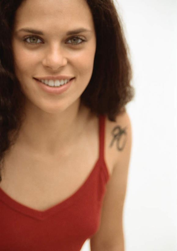 西方人,脸,头,脸颊,头发,一个人,站,笑,微笑,露齿笑,竖图,室内,特写,白天,白色背景,正面,欧洲,欧洲人,仅一个年轻女性,仅一个女性,仅一个人,注视,休闲装,黄色,红色,观察,看,站着,休闲,休闲服,摄影,影棚,观看,察看,愉悦,关注,年轻女性,女人,女性,白种人,头部,长发,卷发,脸部,脸蛋,面部,站立,半身,彩图,影棚拍摄,开心,拍摄