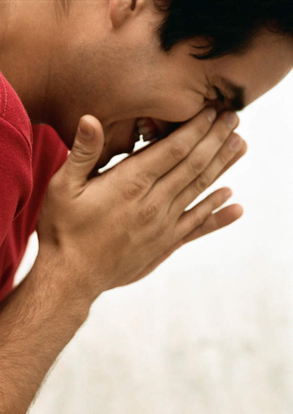 西方人,脸,头,脸颊,手,头发,一个人,站,举,笑,摸,微笑,露齿笑,竖图,室内,特写,白天,侧面,兴奋,欧洲,欧洲人,仅一个男性,仅一个人,抚摸,注视,休闲装,仅一个年轻男性,红色,黑色,低头,观察,看,托,站着,张嘴,休闲,手部,休闲服,观看,察看,愉悦,关注,张大嘴巴,男人,男性,年轻男性,白种人,头部,脸部,脸蛋,面部,张开嘴,触摸,接触,举起,举手,举着,向上举,向上伸,向上托,站立,半身,彩图,开心