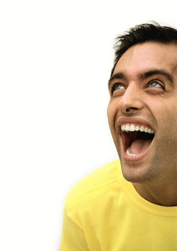 西方人,脸,头,脸颊,头发,一个人,笑,微笑,露齿笑,竖图,室内,特写,白天,正面,欧洲,欧洲人,仅一个男性,仅一个人,注视,休闲装,仅一个年轻男性,黄色,黑色,观察,看,张嘴,休闲,休闲服,观看,察看,喊叫,呼喊,愉悦,关注,张大嘴巴,男人,男性,年轻男性,白种人,头部,脸部,脸蛋,面部,张开嘴,抬头,仰头,半身,彩图,开心