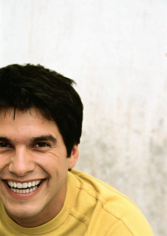 西方人,脸,头,脸颊,头发,一个人,笑,微笑,露齿笑,竖图,俯视,室内,特写,白天,欧洲,欧洲人,仅一个男性,仅一个人,注视,休闲装,仅一个年轻男性,黄色,黑色,观察,看,张嘴,休闲,休闲服,观看,察看,愉悦,关注,张大嘴巴,男人,男性,年轻男性,白种人,头部,脸部,脸蛋,面部,张开嘴,抬头,仰头,半身,彩图,高角度拍摄,开心