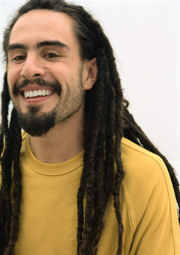 西方人,脸,头,脸颊,胡须,头发,一个人,站,笑,微笑,露齿笑,竖图,室内,特写,白天,正面,欧洲,欧洲人,仅一个男性,仅一个人,注视,休闲装,仅一个年轻男性,黄色,黑色,观察,看,站着,休闲,休闲服,观看,察看,愉悦,关注,男人,男性,年轻男性,白种人,头部,长发,胡子,络腮胡,脸部,脸蛋,面部,站立,半身,彩图,开心