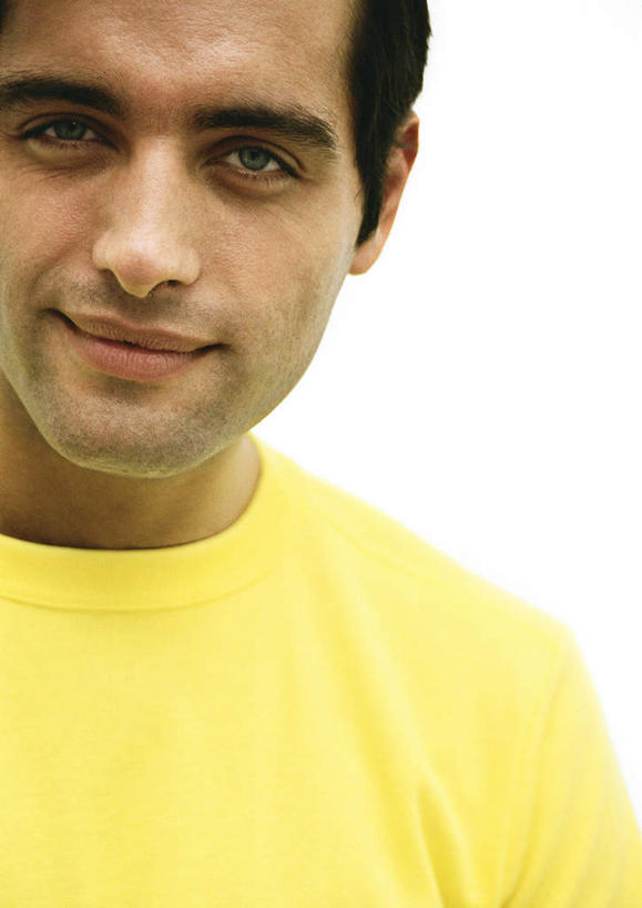 西方人,脸,头,脸颊,头发,一个人,笑,微笑,竖图,室内,特写,白天,正面,欧洲,欧洲人,仅一个男性,仅一个人,注视,休闲装,仅一个年轻男性,黄色,黑色,观察,看,休闲,休闲服,观看,察看,关注,男人,男性,年轻男性,白种人,头部,脸部,脸蛋,面部,半身,彩图