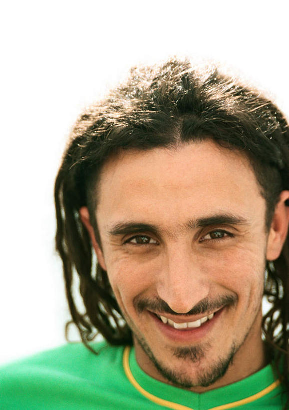 西方人,脸,头,脸颊,胡须,头发,一个人,笑,微笑,露齿笑,竖图,室内,特写,白天,正面,欧洲,欧洲人,仅一个男性,仅一个人,阴影,光线,影子,注视,休闲装,仅一个年轻男性,绿色,黑色,阳光,观察,看,休闲,休闲服,观看,察看,愉悦,关注,男人,男性,年轻男性,白种人,山羊胡,头部,长发,胡子,脸部,脸蛋,面部,半身,彩图,开心