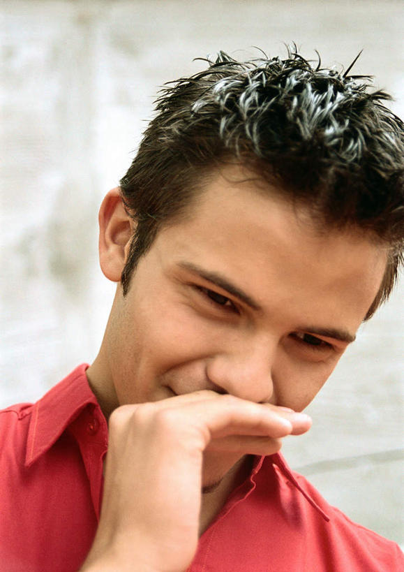 西方人,脸,头,脸颊,胡须,头发,一个人,举,笑,摸,微笑,露齿笑,竖图,室内,特写,白天,白色背景,正面,欧洲,欧洲人,仅一个男性,仅一个人,抚摸,注视,休闲装,仅一个年轻男性,红色,黑色,低头,观察,看,托,休闲,休闲服,遮,遮掩,摄影,影棚,观看,察看,掩盖,遮挡,愉悦,关注,遮盖,掩饰,男人,男性,年轻男性,白种人,头部,胡子,小胡子,脸部,脸蛋,面部,触摸,接触,举起,举手,举着,向上举,向上伸,向上托,半身,彩图,影棚拍摄,开心,拍摄