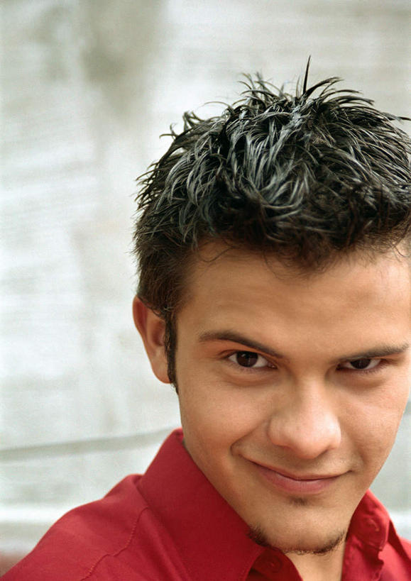 西方人,脸,头,脸颊,胡须,头发,一个人,笑,微笑,竖图,室内,特写,白天,白色背景,正面,欧洲,欧洲人,仅一个男性,仅一个人,注视,休闲装,仅一个年轻男性,红色,黑色,观察,看,转头,休闲,休闲服,摄影,影棚,观看,察看,关注,男人,男性,年轻男性,白种人,头部,胡子,小胡子,脸部,脸蛋,面部,半身,彩图,影棚拍摄,拍摄