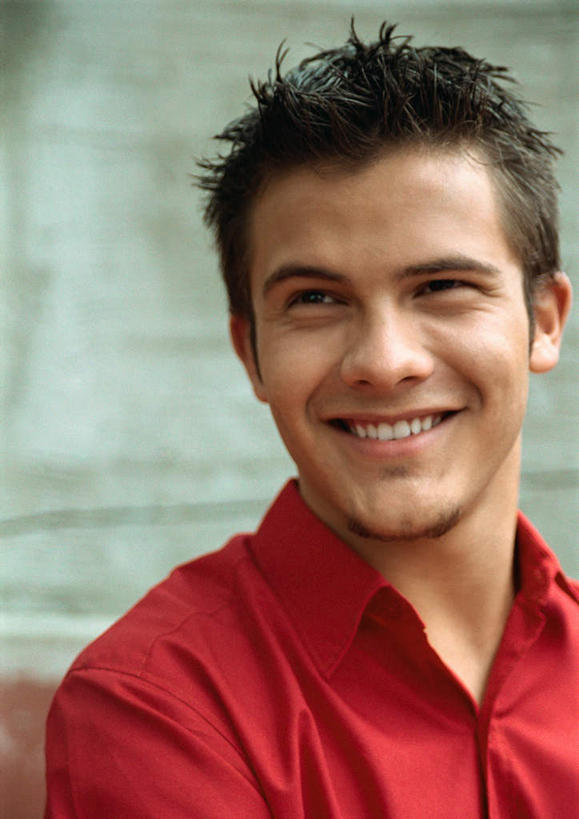 西方人,脸,头,脸颊,胡须,头发,一个人,坐,笑,微笑,露齿笑,竖图,室内,特写,白天,白色背景,正面,欧洲,欧洲人,仅一个男性,仅一个人,注视,休闲装,仅一个年轻男性,红色,黑色,观察,看,转头,休闲,休闲服,摄影,影棚,观看,察看,愉悦,关注,男人,男性,年轻男性,白种人,头部,胡子,小胡子,脸部,脸蛋,面部,坐着,半身,彩图,影棚拍摄,开心,拍摄