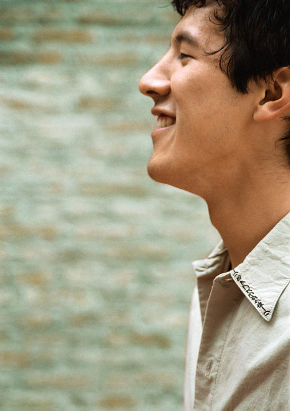 西方人,脸,头,脸颊,头发,一个人,站,笑,微笑,露齿笑,竖图,室内,特写,白天,白色背景,侧面,欧洲,欧洲人,仅一个男性,仅一个人,注视,休闲装,仅一个年轻男性,黑色,灰色,观察,看,站着,休闲,休闲服,摄影,影棚,观看,察看,愉悦,关注,男人,男性,年轻男性,白种人,头部,脸部,脸蛋,面部,站立,半身,彩图,影棚拍摄,开心,拍摄