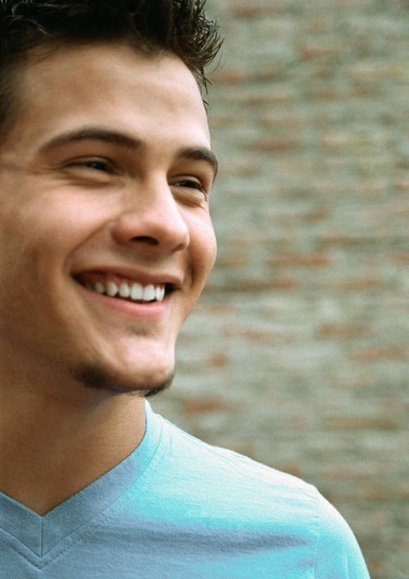 西方人,脸,头,脸颊,胡须,头发,一个人,站,笑,微笑,露齿笑,竖图,室内,特写,白天,白色背景,正面,欧洲,欧洲人,仅一个男性,仅一个人,注视,休闲装,仅一个年轻男性,蓝色,黑色,观察,看,站着,休闲,休闲服,摄影,影棚,观看,察看,愉悦,关注,男人,男性,年轻男性,白种人,头部,胡子,小胡子,脸部,脸蛋,面部,站立,半身,彩图,影棚拍摄,开心,拍摄