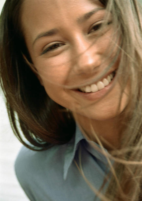 西方人,脸,头,脸颊,头发,一个人,站,笑,微笑,露齿笑,竖图,室内,特写,白天,白色背景,正面,欧洲,欧洲人,仅一个年轻女性,仅一个女性,仅一个人,弯腰,朦胧,模糊,注视,休闲装,黄色,蓝色,观察,看,站着,休闲,休闲服,摄影,影棚,观看,察看,关注,弯身,年轻女性,女人,女性,白种人,头部,脸部,脸蛋,面部,抬头,仰头,站立,半身,彩图,影棚拍摄,拍摄