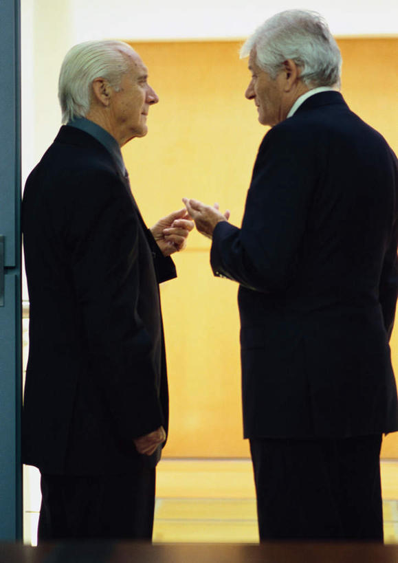 西方人,头发,两个人,伙伴,朋友,商务人士,商务男性,办公室,站,笑,说,微笑,露齿笑,竖图,室内,白天,侧面,衬衫,讨论,友谊,桌子,欧洲,欧洲人,指,阴影,套装,光线,影子,办公桌,墙,注视,方向,相视,墙壁,墙面,黄色,阳光,观察,看,手势,站着,面对面,变色,观看,对视,察看,指向,关注,相对,商务装,工薪阶层,相看,交流,友情,老年男性,男人,男性,白种人,白领,上班族,沟通,讲话,交谈,商讨,说话,谈话,站立,半身,彩图,衬衣