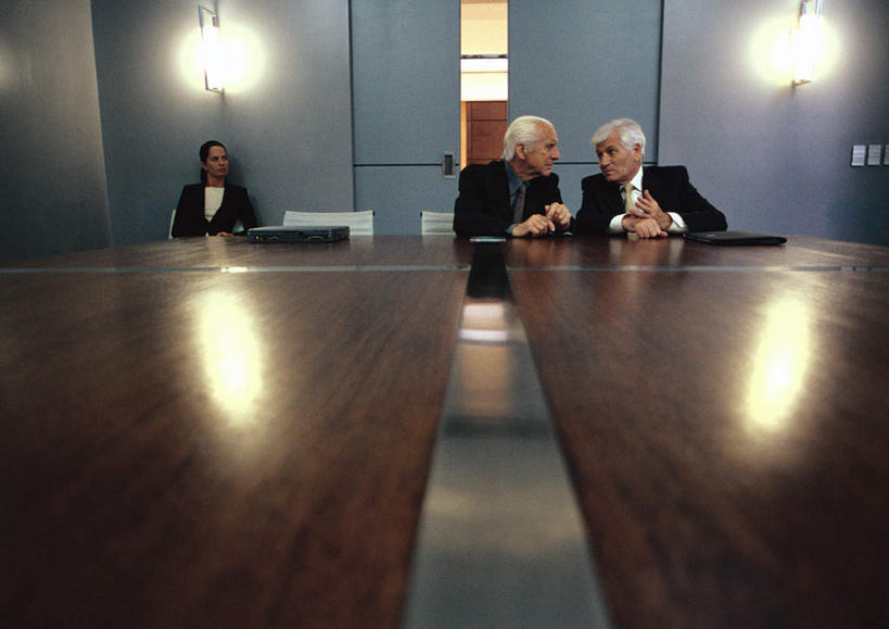 西方人,三个人,同事,商务人士,商务男性,商务女性,办公室,坐,笑,说,微笑,露齿笑,横图,室内,白天,正面,衬衫,讨论,成功,合作,团队,集体,信心,桌子,椅子,照明,欧洲,欧洲人,一排,套装,开会,整齐,会议,壁灯,材料,档案,文件,办公桌,木椅,墙,灯光,褐色,注视,队伍,相视,墙壁,墙面,灯,排列,资料,灯具,观察,看,靠,靠着,倚靠,面对面,观看,对视,照亮,察看,领导,倚着,照明设备,成就,队列,关注,文档,相对,商务装,合伙,领袖,工薪阶层,相看,交流,老年男性,男人,男性,年轻女性,女人,女性,白种人,白领,上班族,沟通,讲话,交谈,商讨,说话,谈话,坐着,半身,彩图,衬衣