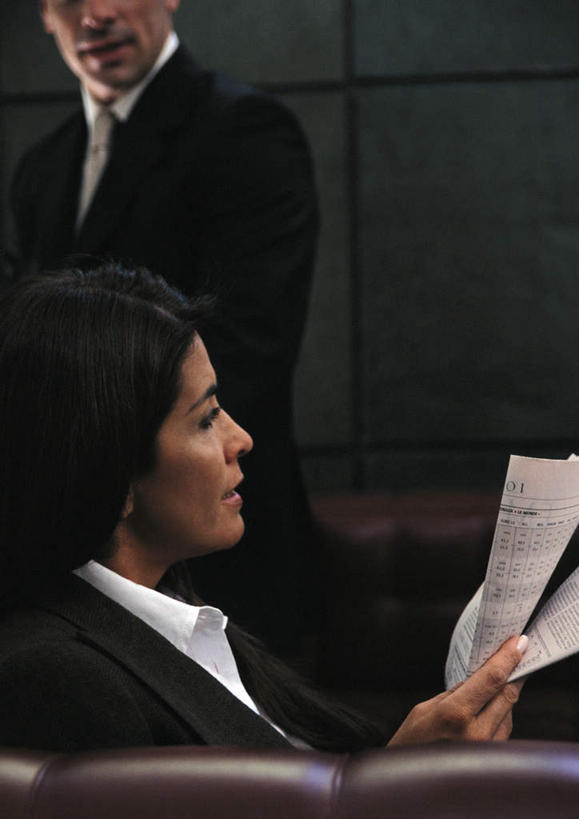 西方人,两个人,商务人士,商务男性,商务女性,办公室,站,坐,举,笑,微笑,露齿笑,竖图,室内,白天,侧面,衬衫,沙发,报纸,欧洲,欧洲人,一排,一张,许多,握,套装,整齐,信息,方格,墙,拿,拿着,注视,墙壁,墙面,排列,红色,低头,观察,看,托,站着,握着,观看,新闻,察看,队列,关注,商务装,布艺沙发,工薪阶层,老年男性,男人,男性,年轻女性,女人,女性,白种人,白领,上班族,举起,举手,举着,向上举,向上伸,向上托,站立,坐着,半身,彩图,衬衣,报刊