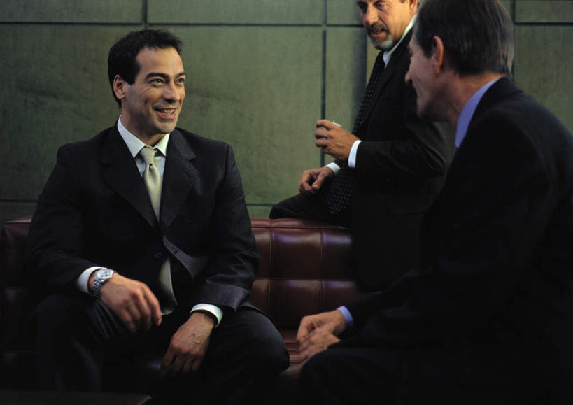 西方人,三个人,同事,商务人士,商务男性,办公室,坐,笑,说,微笑,露齿笑,横图,室内,白天,正面,衬衫,讨论,成功,合作,团队,集体,信心,沙发,桌子,欧洲,欧洲人,一排,许多,指,套装,开会,整齐,会议,方格,办公桌,墙,褐色,注视,方向,队伍,相视,墙壁,墙面,排列,红色,观察,看,手势,面对面,观看,对视,察看,领导,指向,成就,队列,关注,相对,商务装,合伙,领袖,布艺沙发,工薪阶层,相看,交流,老年男性,男人,男性,年轻男性,白种人,白领,上班族,沟通,讲话,交谈,商讨,说话,谈话,坐着,半身,彩图,衬衣