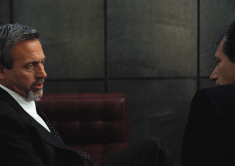 西方人,背部,胡须,头发,两个人,伙伴,朋友,商务人士,商务男性,办公室,坐,笑,说,微笑,露齿笑,横图,室内,白天,正面,衬衫,讨论,友谊,沙发,欧洲,欧洲人,一排,许多,套装,整齐,方格,墙,注视,相视,墙壁,墙面,排列,红色,白色,观察,看,转头,面对面,观看,对视,察看,队列,关注,相对,商务装,布艺沙发,工薪阶层,相看,交流,友情,老年男性,男人,男性,年轻男性,白种人,胡子,络腮胡,白领,上班族,沟通,讲话,交谈,商讨,说话,谈话,坐着,半身,彩图,衬衣